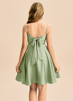 Azazie Miko Junior Vestido de Salvia Polvorienta de Satén Elástico de Corte en A con Plisado image2