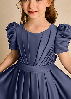 Azazie Miriam Abiti da Ragazza di Fiori Abito Principessa in Raso Opaco Plissettato Stormy image8