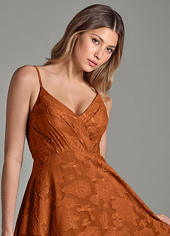 Azazie Amani Abiti da Damigella Abito A-Line in Burnout Floreale Plissettato Arancia Bruciata image7