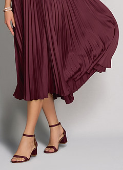 front Farblich passendes Set aus matten Satin-Sandalen mit Blockabsatz und Umschlag-Clutch