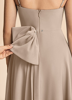 Azazie Bear Junior Robe Trapèze en Mousseline de soie Plissé Taupe image8