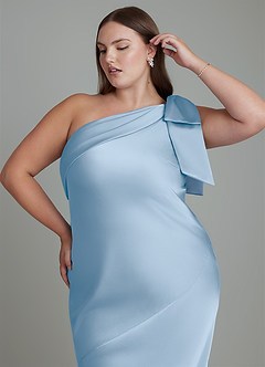 Azazie Yuanna Vestidos de damas de honor Vestido Azul Pálido de Satén Elástico de Corte Sirena con Un hombro image10