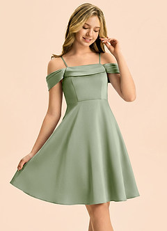 Azazie Anselie Junior Robe Trapèze en Satin extensible Épaules dénudées Vert Sauge image1