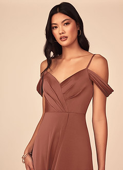 Azazie Ocean Robes de demoiselle d'honneur Robe Trapèze en Satin extensible Col V plissé Auburn image4