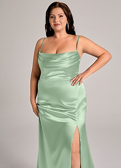 Azazie Saige Abiti da Damigella Abito Convertibile Tubino in Raso Metallizzato a Spalla Scoperta Matcha image15