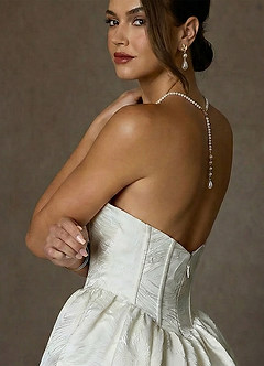 front Pärlsmyckeset för brud – Halsband, Bakgrund och Örhängen