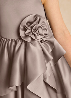 Azazie Hermia Robe Demoiselle D'honneur Fillette Robe Trapèze en Mat Satiné Sans manches Taupe image6