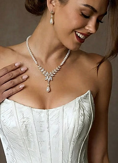 front Pärlsmyckeset för brud – Halsband, Bakgrund och Örhängen