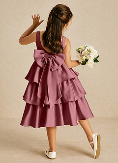 Azazie Margery Robe Demoiselle D'honneur Fillette Robe Trapèze en Satin extensible Arc Rose Du Désert image1