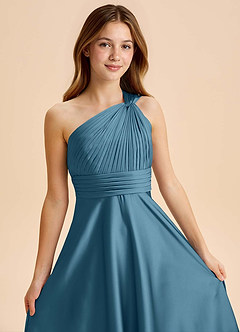 Azazie Charlize Junior Abito A-Line in Raso Elasticizzato Plissettato Bermuda image6