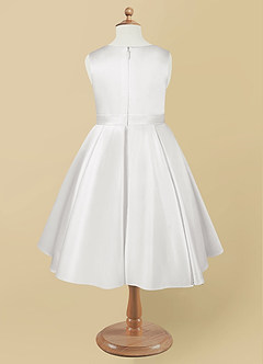 Azazie Coco Blumenmädchenkleider A-Linie Schleifen Matte Satin Kleid Weiß image6
