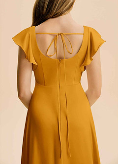 Azazie Bondi Junior Vestido Caramelo de Cetim elástico de Linha A com Fenda Lateral image6