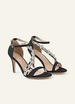 front Zapatos de tacón de aguja de satén elástico del mismo color con adornos de cristal.