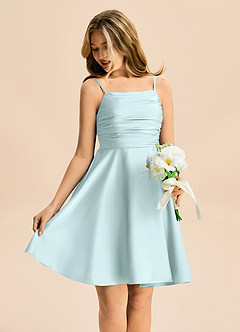 Azazie Miko Junior Vestido de Vidrio Marino de Satén Elástico de Corte en A con Plisado image4