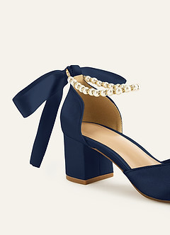 front Farblich passende Blockabsätze aus mattem Satin mit Perlen und Schleife, spitzer Zehenpartie