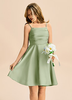 Azazie Miko Junior Vestido de Salvia Polvorienta de Satén Elástico de Corte en A con Plisado image4