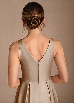 Azazie Fulton Mère de la mariée Robes Robe Trapèze en Satin extensible Plissée Taupe image6