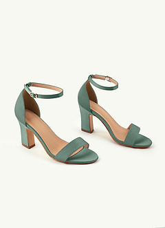 front 매칭 컬러 스트레치 새틴 청키힐 샌들 & 플리츠 클러치 세트