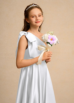 Azazie Guppy Girl vestidos de niña de las flores Vestido de Blanco de Satin Mate de Corte En A con Hombro unilateral image6