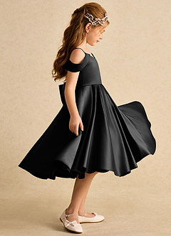 Azazie Favia Robe Demoiselle D'honneur Fillette Robe Trapèze en Mat Satiné Épaule décolletée Noir image5