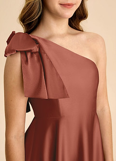 Azazie Penguin Junior Vestido de Castaño de Satén Elástico de Corte en A con Lazo image7