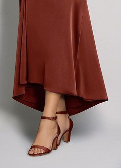 front Farblich passende Sandalen aus Stretch-Satin mit einem Riemen und Schnalle und klobigem Absatz