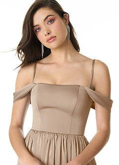 Azazie Morana Jurken voor bruidsmeisjes Converteerbaar Jurk van Stretch Satijn met A-Lijn Off the Shoulder Taupe image6