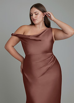Azazie Emerson Robes de demoiselle d'honneur Robe Sirène en Satin extensible Épaules dénudées Expresso image12