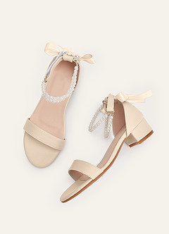 front Conjunto de niña de las flores: tacones de bloque con punta abierta, perlas y lazo, y bolso cubo de perlas con doble correa.