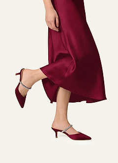 front Conjunto a juego de zapatos de tacón bajo sin cordones y bolso de mano de satén elástico con pedrería.