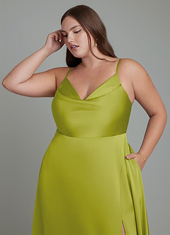 Azazie Sarella Robes de demoiselle d'honneur Robe Trapèze en Satin extensible Plissé Citronnelle image9