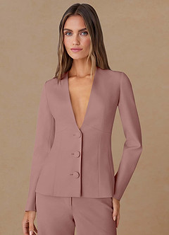 front Elara Altrosa Zweiteiliger Anzug aus hochwertigem, extrem tief ausgeschnittenem Material