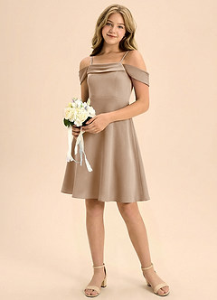 Azazie Anselie Junior Vestido de Gris Pardo de Satén Elástico de Corte en A con Plisado image1