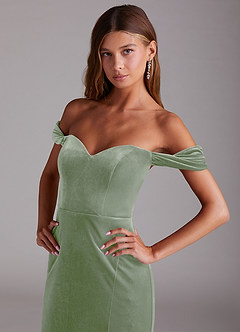 Azazie Shay Robes de demoiselle d'honneur Robe Fourreau Convertible en velours Épaule décolletée Vert Sauge image5