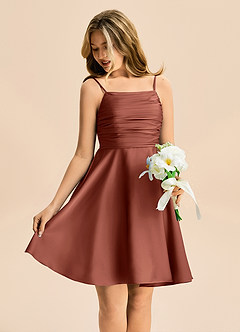 Azazie Miko Junior Vestido de Castaño de Satén Elástico de Corte en A con Plisado image4