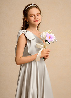 Azazie Guppy Junior Formal vestidos de niña de las flores Vestido de Escarcha de Satin Mate de Corte En A con Hombro unilateral image6