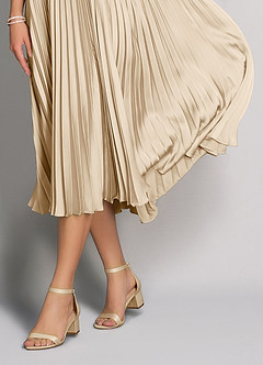 front Farblich passendes Set aus matten Satin-Sandalen mit Blockabsatz und Umschlag-Clutch