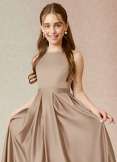 Azazie Arianthe Junior Vestido de Gris Pardo de Satén Elástico de Corte En A con Con bolsillos image5