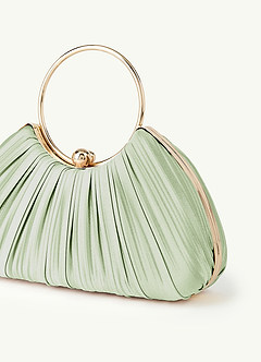 front Zestaw metalicznych, satynowych sandałów na niskim obcasie w pasującym kolorze z plisowaną torebką