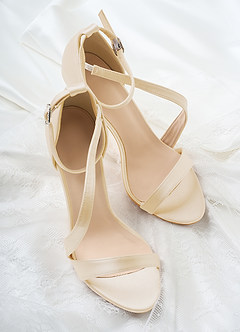 front Farblich passende Stiletto-Sandalen aus Satin mit Wickelriemen
