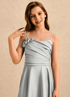 Azazie Gracie Girls Formal Robe Demoiselle D'honneur Fillette Robe Trapèze en Satin extensible Encolure en Forme de Cœur Argent image5