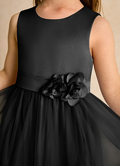 Azazie Miracle Robe Demoiselle D'honneur Fillette Robe Trapèze en Mat Satiné Arc Noir image6