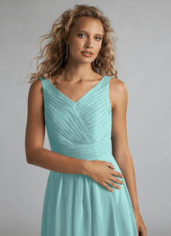 Azazie Grace Vestidos de damas de honor Vestido de Aqua de Gasa de Corte en A con Plisado image5