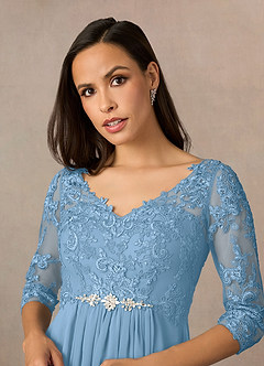 Azazie Hayek vestidos de madre de la novia Vestido de Azul Acero de Gasa de Corte En A con Cuello en V de encaje image3