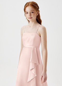 Azazie Kaylee Junior Robe Trapèze en Satiné métallisé avec ceinture Rose Pâle image6