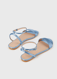 front Flache Sandalen aus Satin mit Knöchelriemen