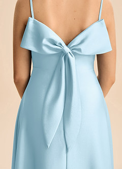 Azazie Isolde Junior Vestido de Azul Cielo de Satén Elástico de Corte en A con Plisado image5