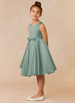 Azazie Coco Blumenmädchenkleider A-Linie Schleifen Matte Satin Kleid Silberner Salbei image2