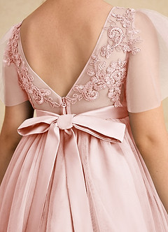 Azazie Queenie Robe Demoiselle D'honneur Fillette Robe Trapèze en Dentelle Rose Pâle image6