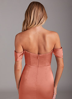 Azazie Saige Abiti da Damigella Abito Tubino in Raso Elasticizzato a Spalla Scoperta Salmone Rosa image9